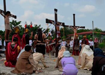 Philippines holds bloody Good Friday crucifixions, whippings
